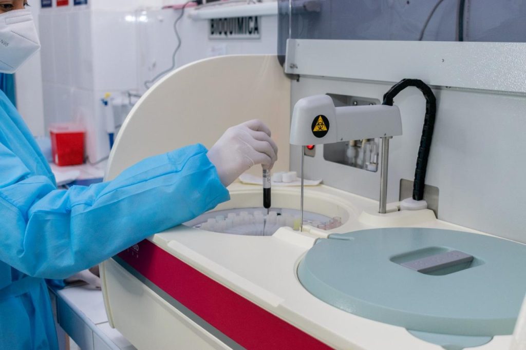 Exámenes de laboratorio (clínicos, hematología, serología, inmunología).