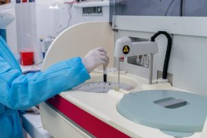 Exámenes de laboratorio (clínicos, hematología, serología, inmunología).